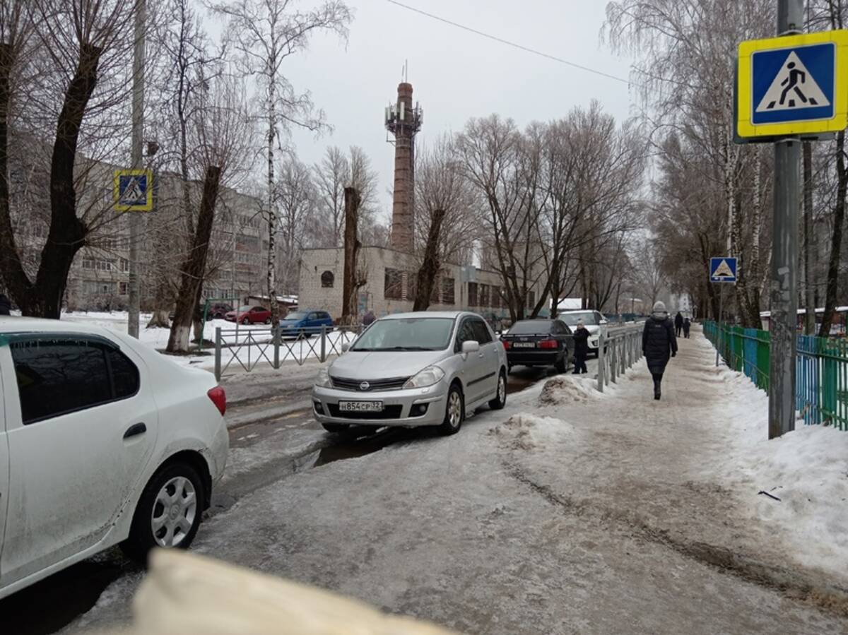 В Брянске автохам перекрыл дорогу возле школы