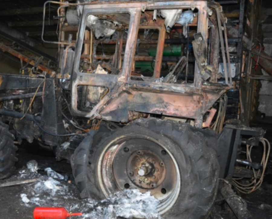 В Почепском районе ночью сгорел трактор