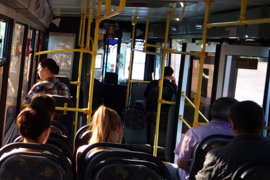 В Брянске упавшая в автобусе 55-летняя женщина чуть не сломала шею