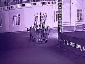 Житель Белых Берегов с площади перед ГДК украл флаг