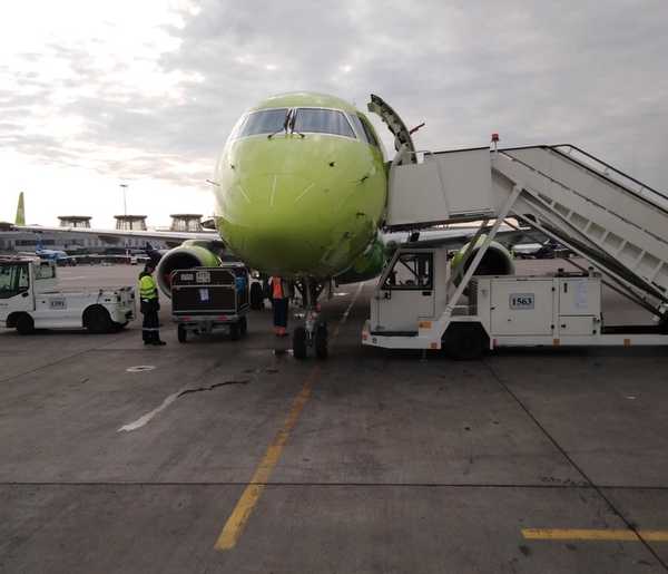 По неизвестной причине задержали самолёт из Санкт-Петербурга в Брянск 