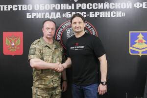 Сергей Антошин вместе с бойцами «БАРС-Брянск» поздравил Эдгарда Запашного