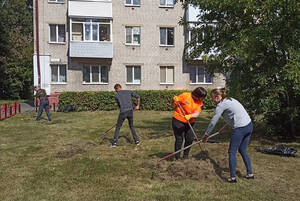 Полсотни брянских железнодорожников вышли уборку сквера Паристого