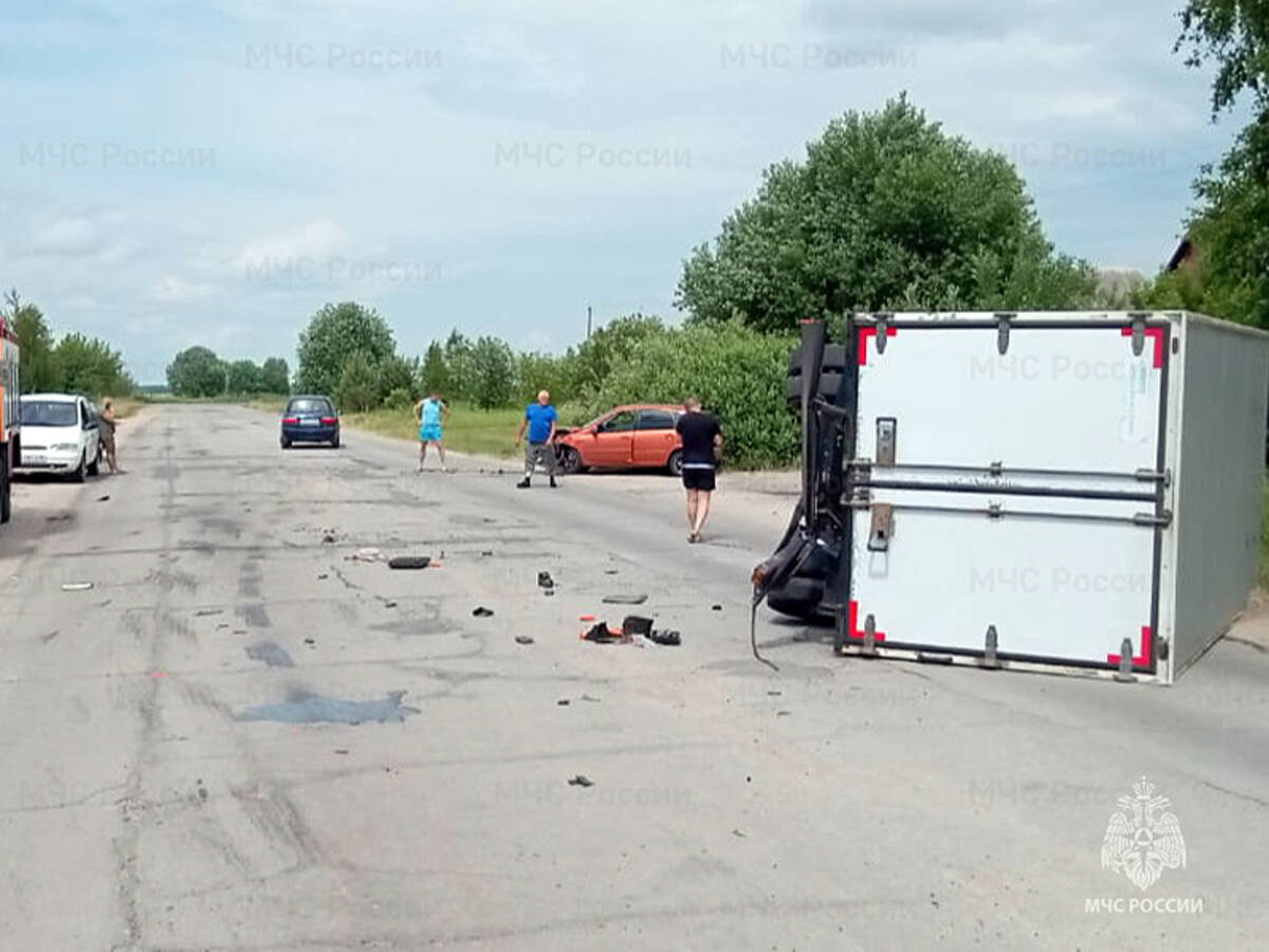 В брянском Почепе 2 июня в ДТП перевернулся автофургон | 02.06.2024 | Брянск  - БезФормата