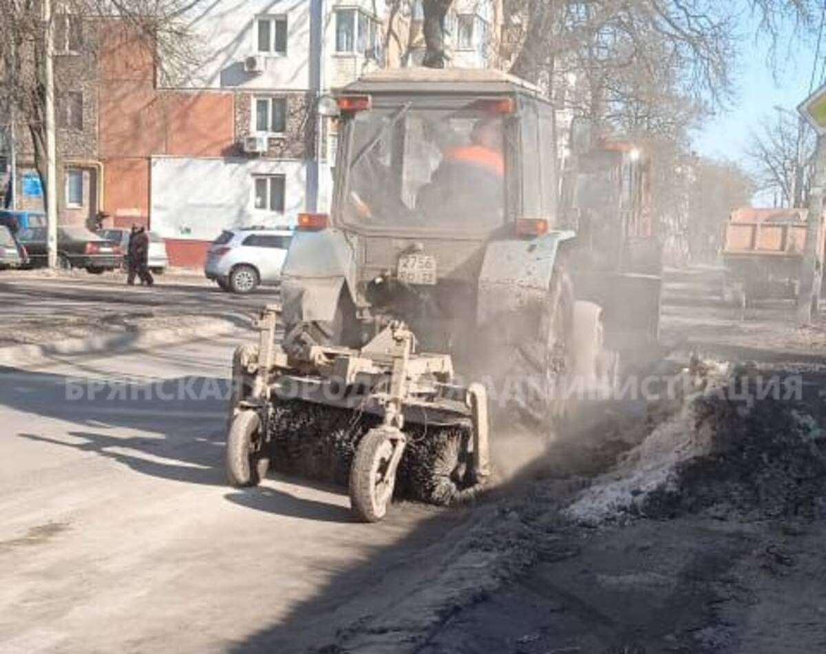 В Брянске активно ведется весенняя уборка улиц и дворов