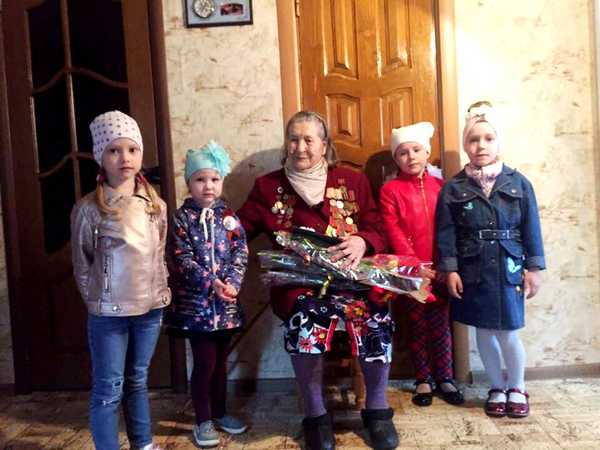 В Дятькове малыши поздравили с Днём Победы ветерана Евгению Малахову