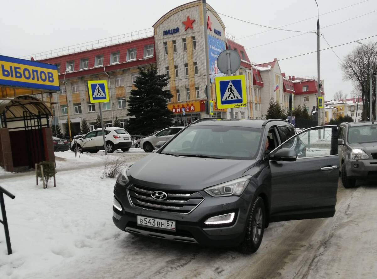 В Брянске наказали водителя «Hyundai», перегородившего тротуар у лицея №27