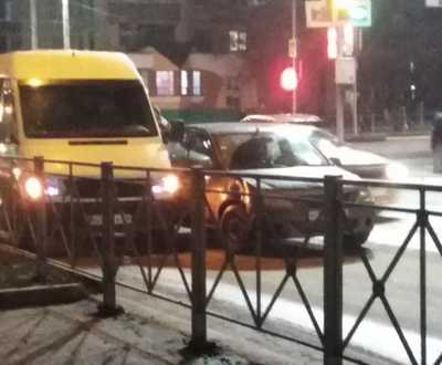 В Брянске на Московском проспекте столкнулись легковушка и микроавтобус