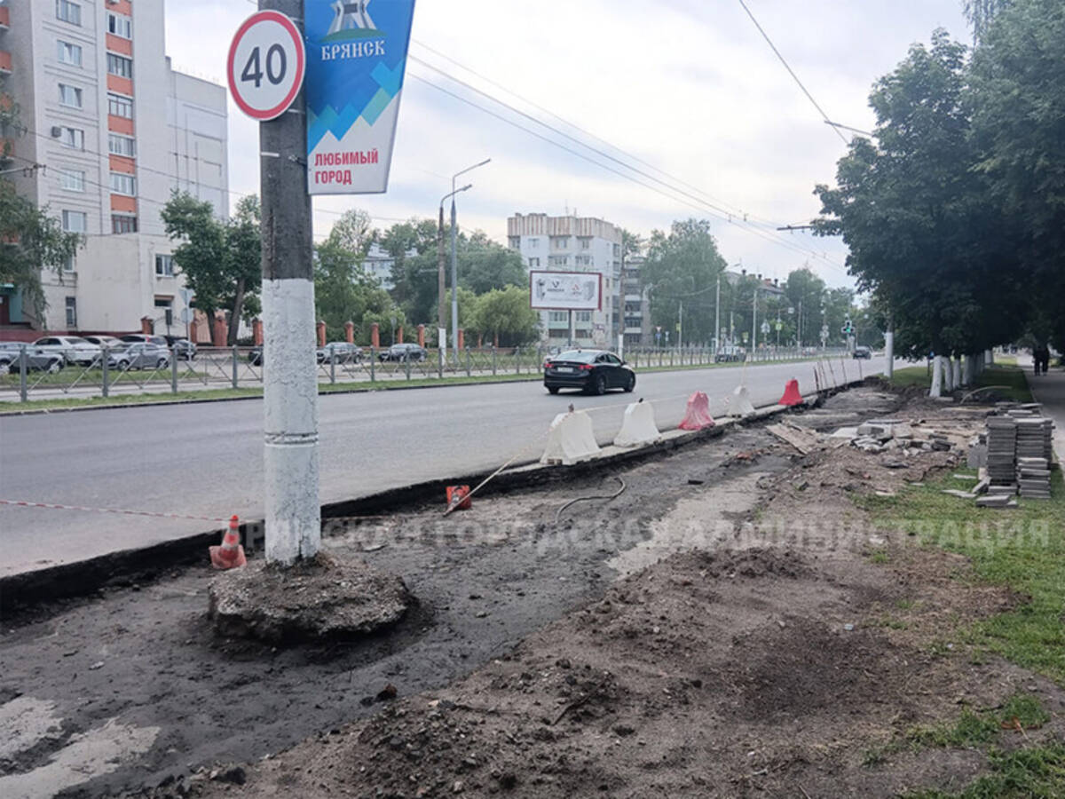 В Брянске приступили к укладке верхнего слоя асфальта на центральных дорогах