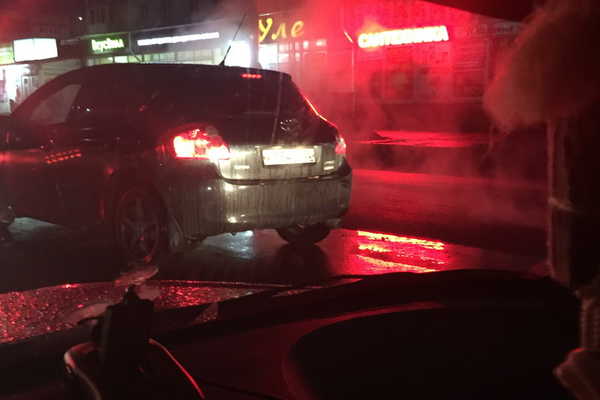 В Брянске сняли на фото укладку асфальта в дождь