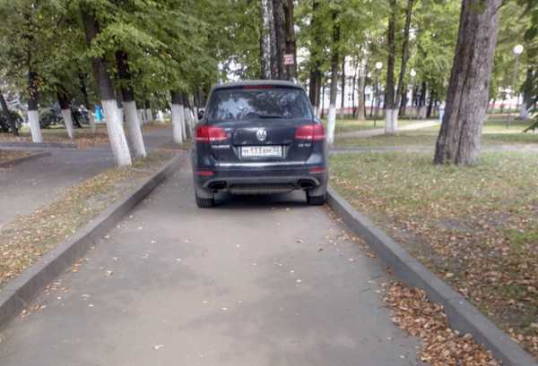 В Брянске автохам припарковался на тротуаре в сквере Гайдукова