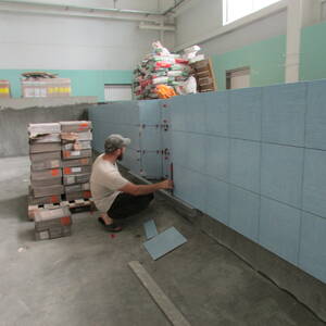 На строящемся спортивно-оздоровительном комплексе в Локте завершают отделку