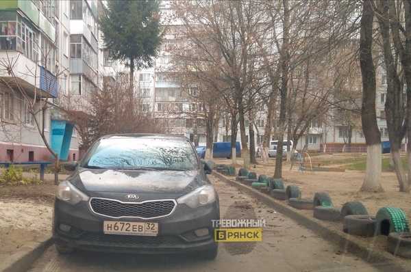 В Брянске водитель «Киа» заблокировал выезд со двора многоэтажки