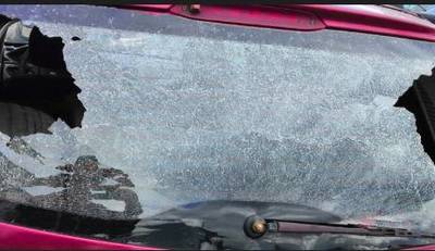 В Клинцах хулиганы разбили стекло автомобиля