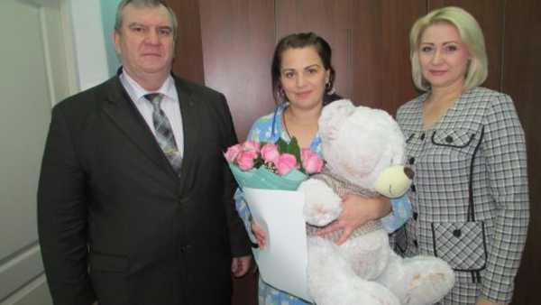 Губернатор Брянщины Александр Богомаз вручил подарок новорожденному Артему