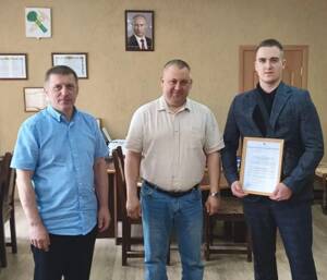 В Новозыбкове сироте вручили сертификат на покупку собственной квартиры