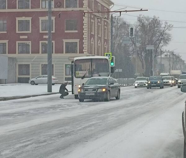 В Брянске у проходных завода БМЗ столкнулись автобус №91 и легковушка