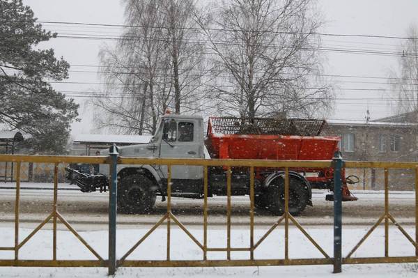 В Брянске на борьбу со снегом вышли 45 машин и 180 человек