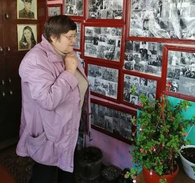 В деревне под Красной горой женщина разбила «Сад Памяти»