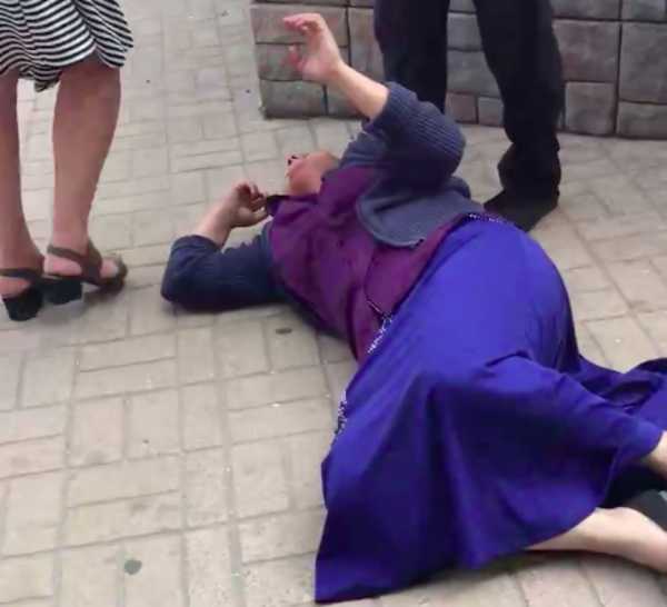В Брянске возле ТРЦ «БУМ сити» мужчина избил наглую цыганку
