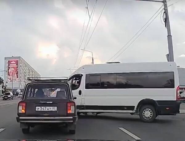 В Брянске водитель маршрутки едва не устроил ДТП на переулке Пилотов