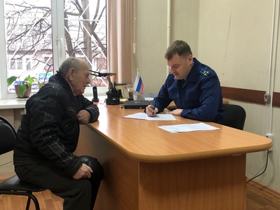 В Унече зампрокурора области Руслан Коберник выслушал жалобы горожан