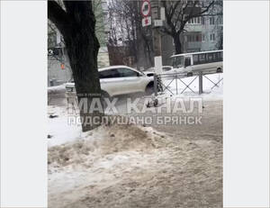 Внедорожник в Брянске протаранил ограждение и выскочил на тротуар