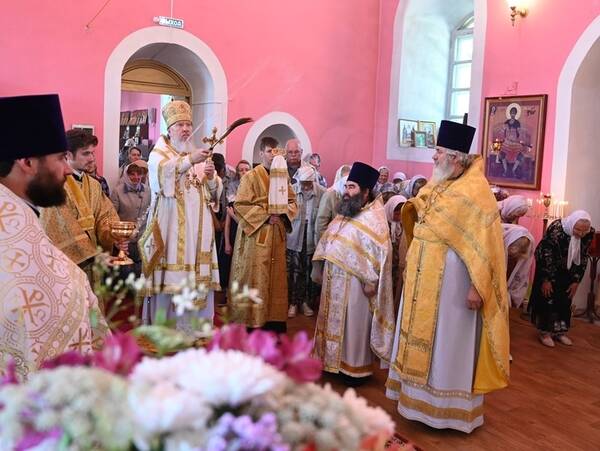 Под Брянском митрополит Александр освятил храм после ремонта