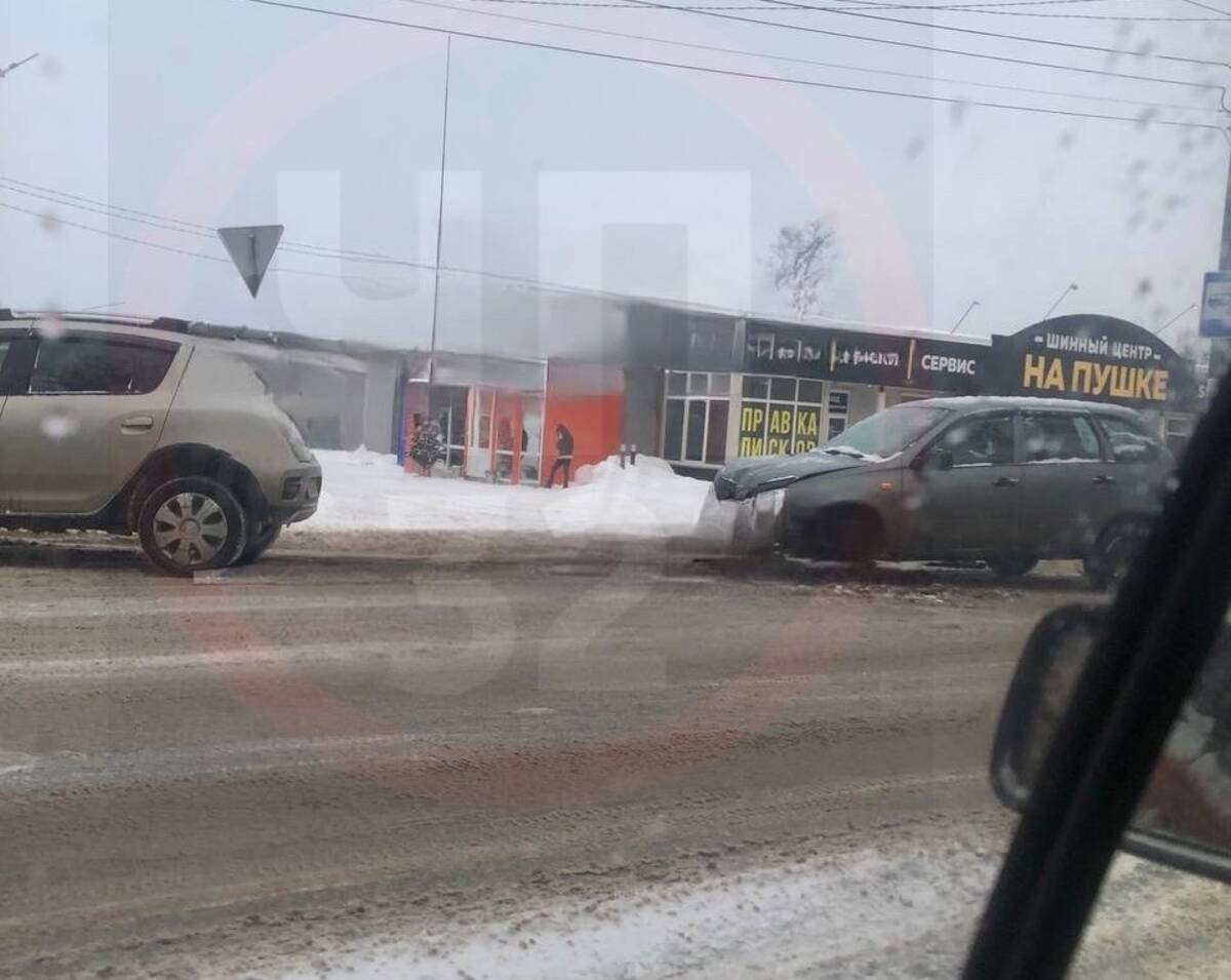 В Брянске иномарка попала в ДТП на Пушке | 05.12.2023 | Брянск - БезФормата