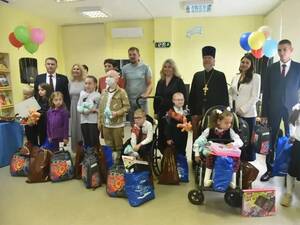 Брянских первоклассников проводили в школу песнями и подарками