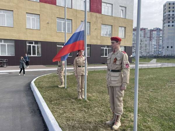 Школа №71 в Брянске начала учебную неделю с патриотической линейки