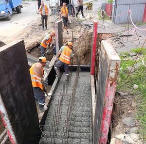 В Брянске продолжается возведение подпорной стены на улице Горького