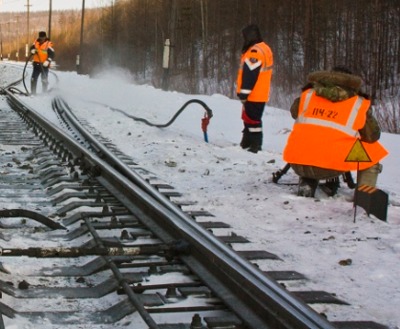 В Брянской области железнодорожники круглосуточно убирают снег