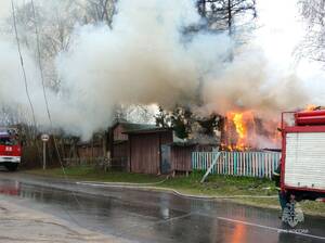В Новозыбковском округе средь бела дня вспыхнул дом, погиб мужчина