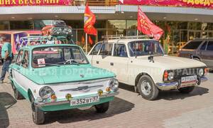 На площади Революции в Брянске выстроились ретроавтомобили