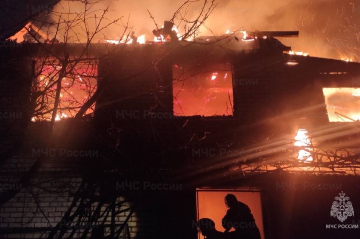 Горящую дачу на Спартаковской в Брянске тушили 4 пожарных машины