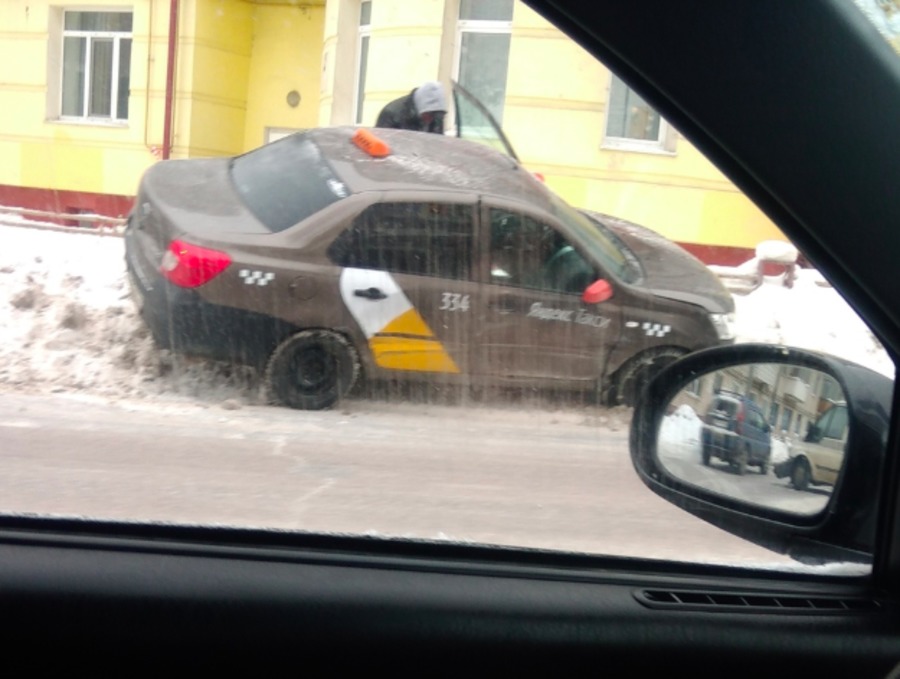 В центре Брянска автомобиль «Яндекс.Такси» вылетел на снежный вал