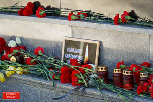 Брянцы несут цветы к Кургану Бессмертия в память о жертвах теракта ВСУ