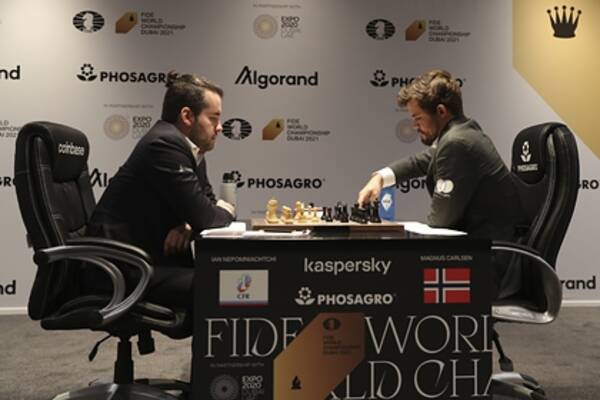Брянский шахматист Ян Непомнящий и Магнус Карлсен сыграли вничью пятую партию подряд
