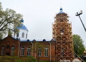 На храм брянского поселка Старь установили новые купол и крест