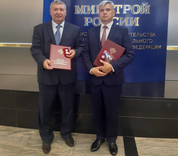 Два брянских строителя получили высокие награды от Минстроя России