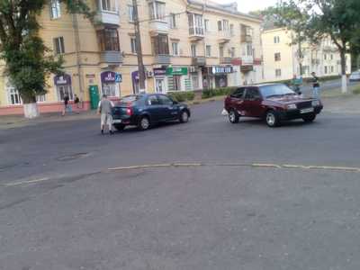 В Брянске на Володарке в аварию попала машина «Яндекс Такси»