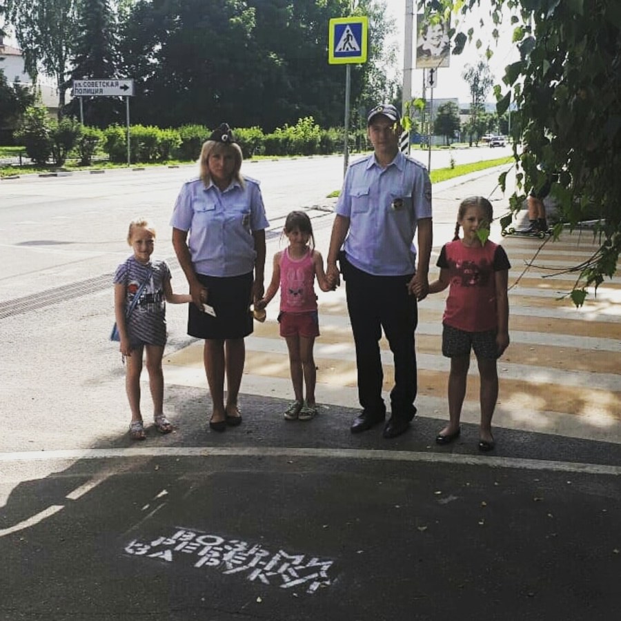 В Карачеве сотрудники ГИБДД изрисовали тротуары