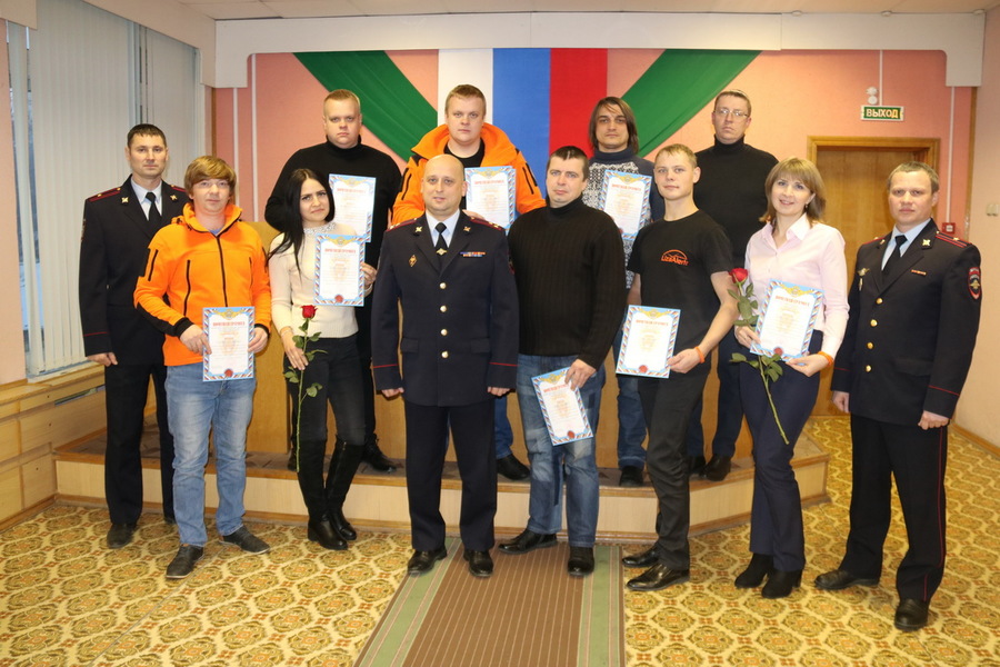 Брянские полицейские наградили за помощь добровольцев отряда «Лиза Алерт»