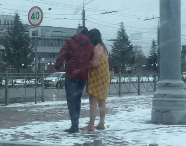 На Набережной в Брянске заметили голую и босую девушку