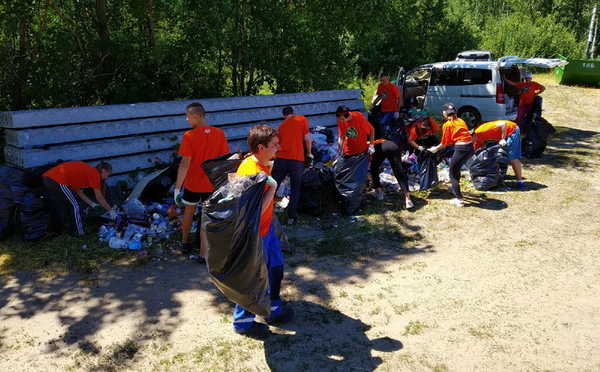 В Брянске 20 человек убрали мусор на берегу озера ДСК