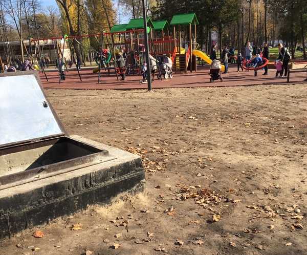 В Майском парке Брянска у детской площадки заметили открытый люк