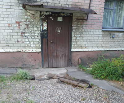 В Брянске жители многоэтажки жалуются на ямы у подъезда