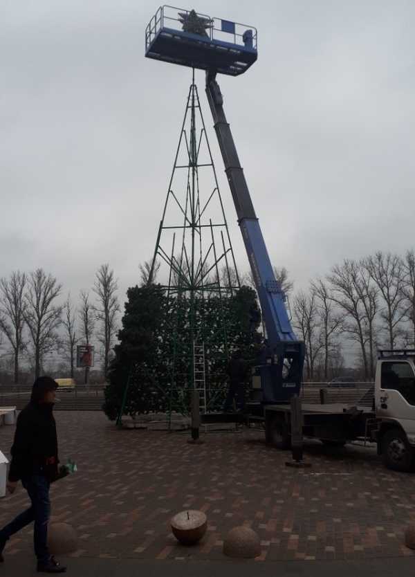 В Брянске возле ТРЦ «Аэропарк» устанавливают новогоднюю елку