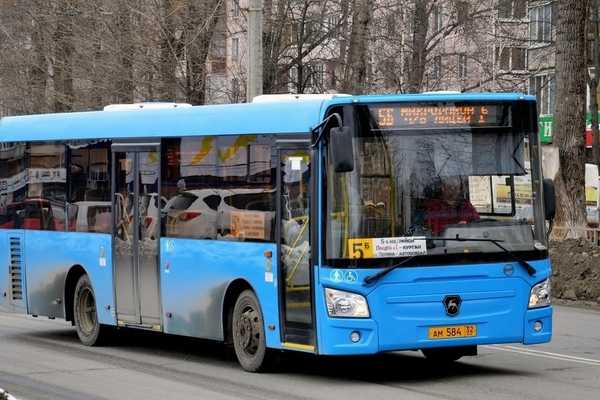 В Брянске 59-летняя женщина сломала ребро в автобусе №5